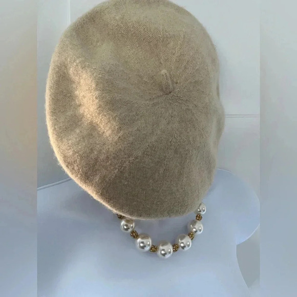 Cream coloured  Beret/ Part Wool/ Winter/ Fall - Picture 4 of 8